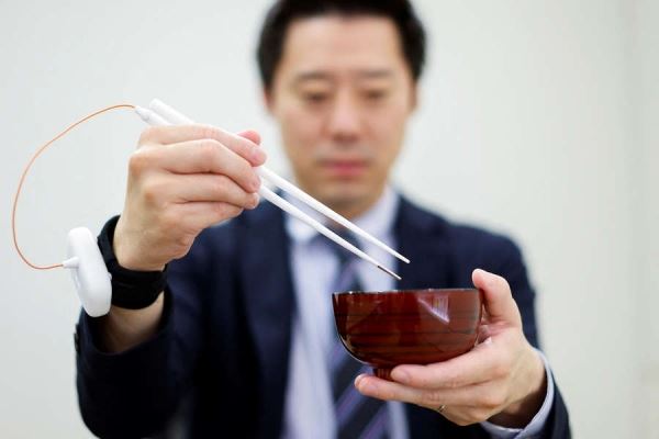 Японцы придумали палочки для еды, которые делают ее более соленой 