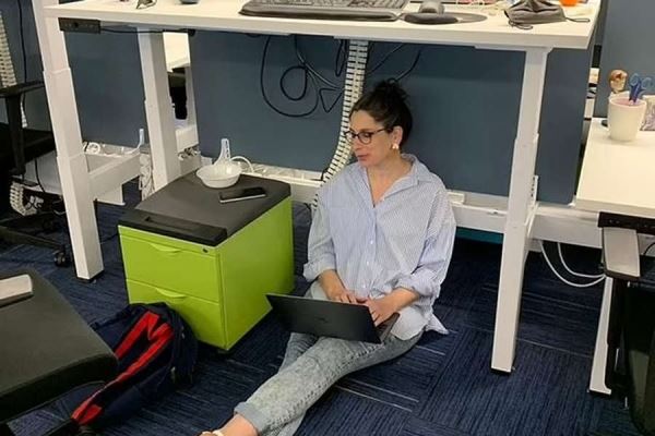 Женщина, работающая в офисе под столом, удивила соцсети 