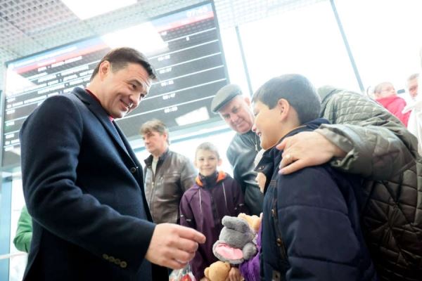 Андрей Воробьев встретил первых детей-сирот с Донбасса 