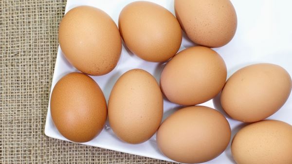 Врач развеял миф о влиянии сырых яиц на голос человека 